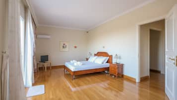 4 bedrooms, desk, iron/ironing board, free WiFi