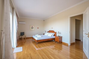 4 bedrooms, desk, iron/ironing board, free WiFi