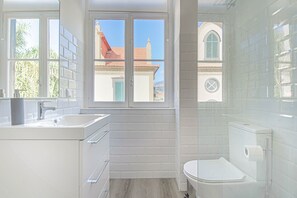 シャワー、ヘアドライヤー、タオル