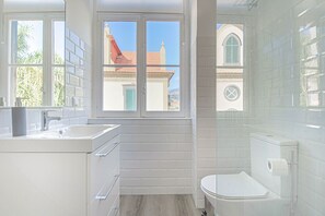 Douche, sèche-cheveux, serviettes fournies