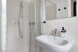Shower, hair dryer, towels - Workation Castle: Casa Galbiga (Carlazzo)