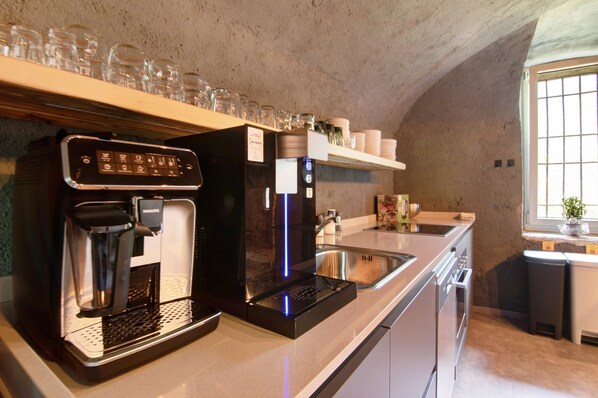 A kitchen with a coffee machine, a sink, and a window. - Workation Castle: Casa Galbiga & Casa Tremezzo (Carlazzo)