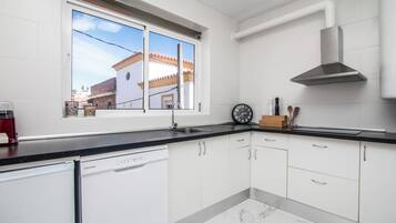 Refrigerador, parrilla de estufa, lavavajillas y cafetera y tetera
