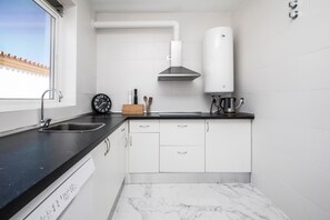 Fridge, stovetop, dishwasher, coffee/tea maker - Apartment "Sotogrande" with Private Terrace & Wi-Fi (Pueblo Nuevo de Guadiaro)