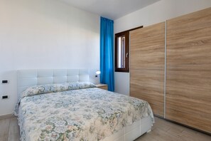 1 slaapkamer, een strijkplank/strijkijzer, beddengoed