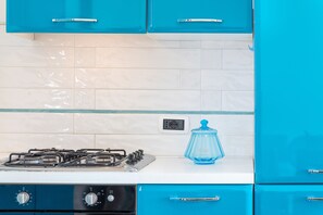 Kühlschrank, Ofen, Herdplatte, Kochgeschirr/Geschirr/Besteck