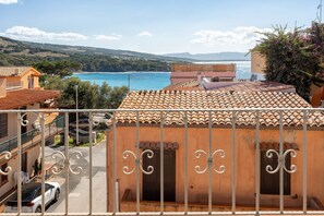 Property grounds - Apartment 'La Finestra Sul Mare' with Sea View and Private Terrace (Isola Rossa)