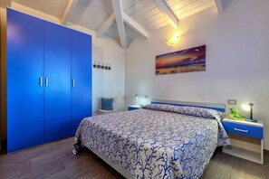 2 bedrooms, iron/ironing board, bed sheets - Holiday Apartment "Sea View" with Private Balcony & A/C (Isola Rossa)