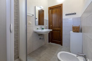 Shower, hair dryer, towels - Holiday Apartment "Sea View" with Private Balcony & A/C (Isola Rossa)