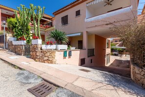 Exterior - Holiday Apartment "Sea View" with Private Balcony & A/C (Isola Rossa)