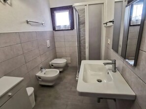 Shower, hair dryer, towels - Holiday Apartment "Sea View" with Private Balcony & A/C (Isola Rossa)