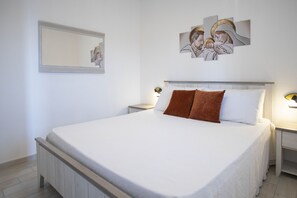 1 bedroom, iron/ironing board, bed sheets - Apartment 'You and Me Apartment' with Sea View, Private Terrace and Air Conditioning (Isola Rossa)