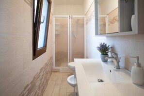 Shower, hair dryer, towels - Apartment 'You and Me Apartment' with Sea View, Private Terrace and Air Conditioning (Isola Rossa)