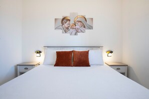 1 bedroom, iron/ironing board, bed sheets - Apartment 'You and Me Apartment' with Sea View, Private Terrace and Air Conditioning (Isola Rossa)