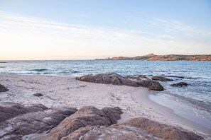 Beach nearby - Apartment 'You and Me Apartment' with Sea View, Private Terrace and Air Conditioning (Isola Rossa)