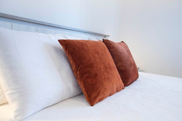 1 bedroom, iron/ironing board, bed sheets - Apartment 'You and Me Apartment' with Sea View, Private Terrace and Air Conditioning (Isola Rossa)