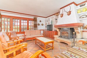 Televisión, chimenea, reproductor de DVD y tenis de mesa 