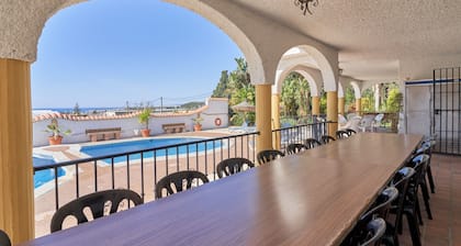 Casa de vacaciones 'Cabrera' con vistas al mar, piscina privada y Wi-Fi