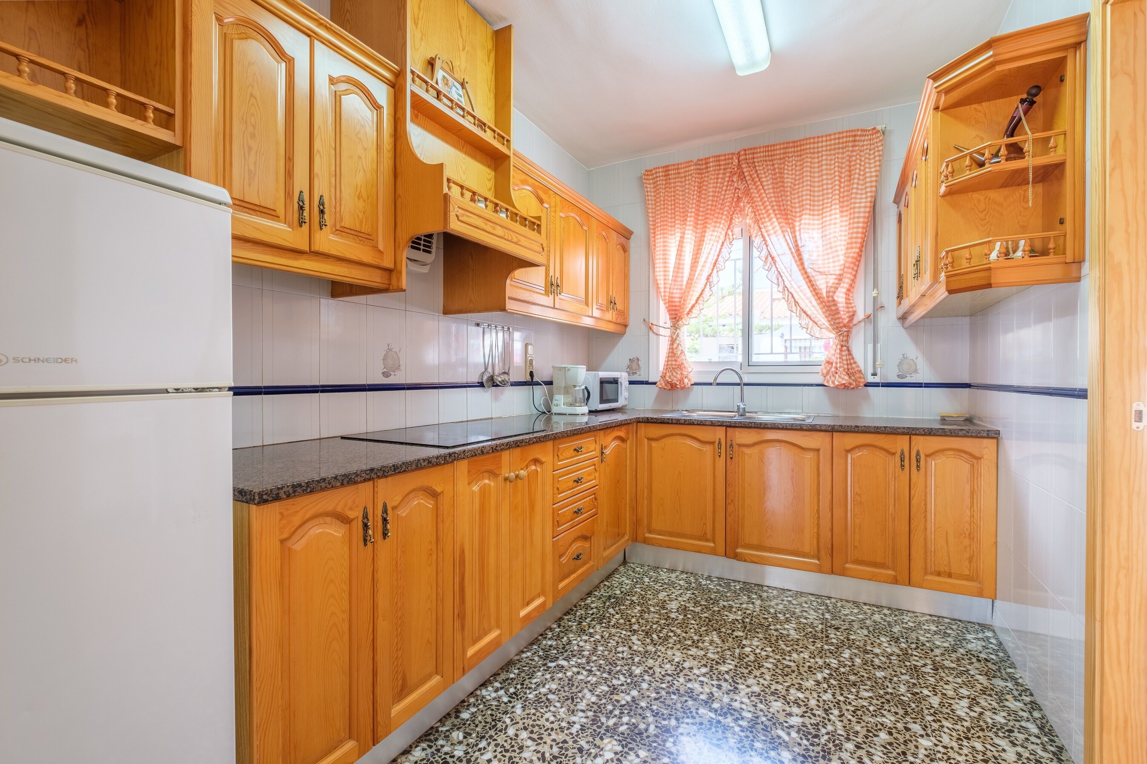 雪櫃、微波爐、焗爐、爐具