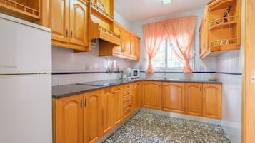 Een koelkast, een magnetron, een oven, een kookplaat