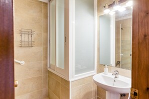 Bathtub, towels