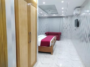 Habitación Deluxe doble | Tabla de planchar con plancha, wifi gratis, ropa de cama