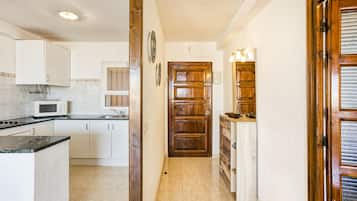 Frigorífico, microondas, horno y placa de cocina