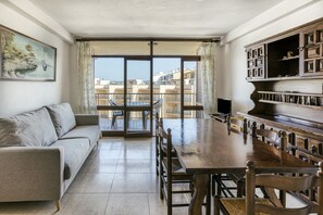 TV - Apartment 'Casal Riells ' with Shared Pool, Private Terrace and Balcony (L'Escala)
