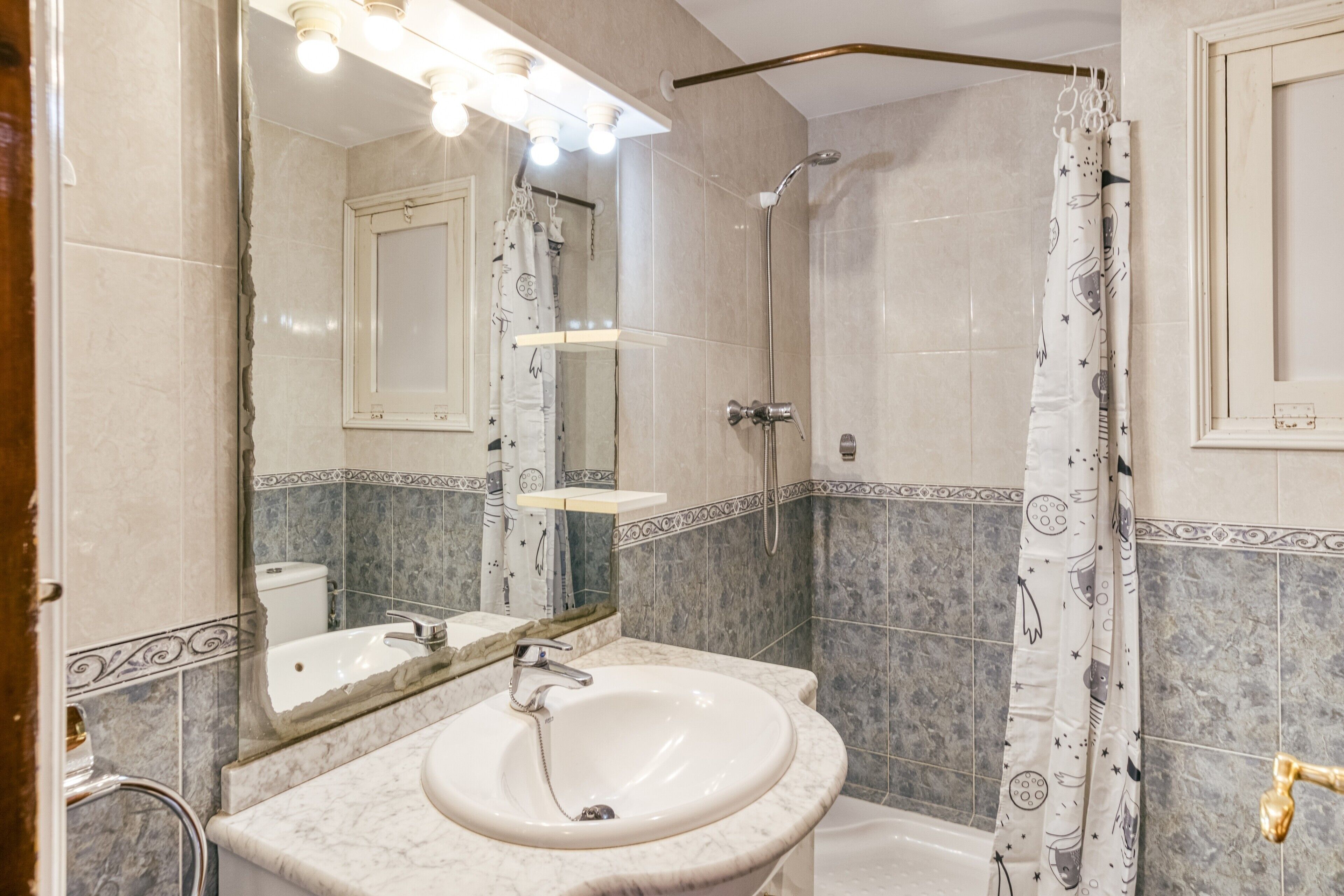 Douche, serviettes fournies