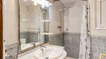 Douche, serviettes fournies