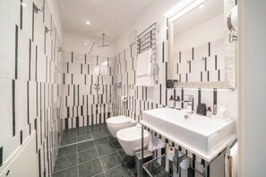 A modern bathroom with a white sink, two toilets, a shower, and a mirror with a towel rack. - Villa Steiner 5 - Suzuka- Studio with balcony, air conditioning and wifi (Merano)
