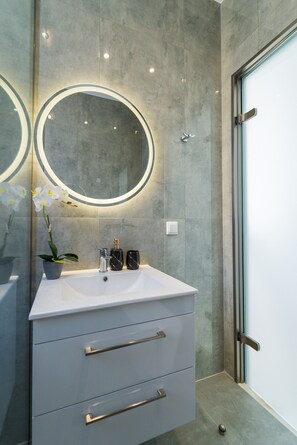 Douche, sèche-cheveux, serviettes fournies