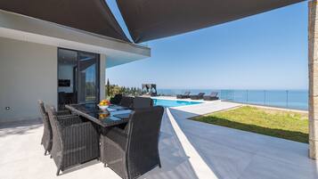 屋外ダイニングエリア