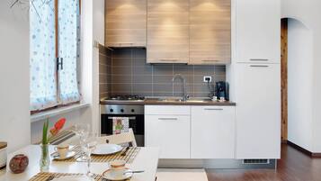 Kühlschrank, Ofen, Herdplatte, Wasserkocher