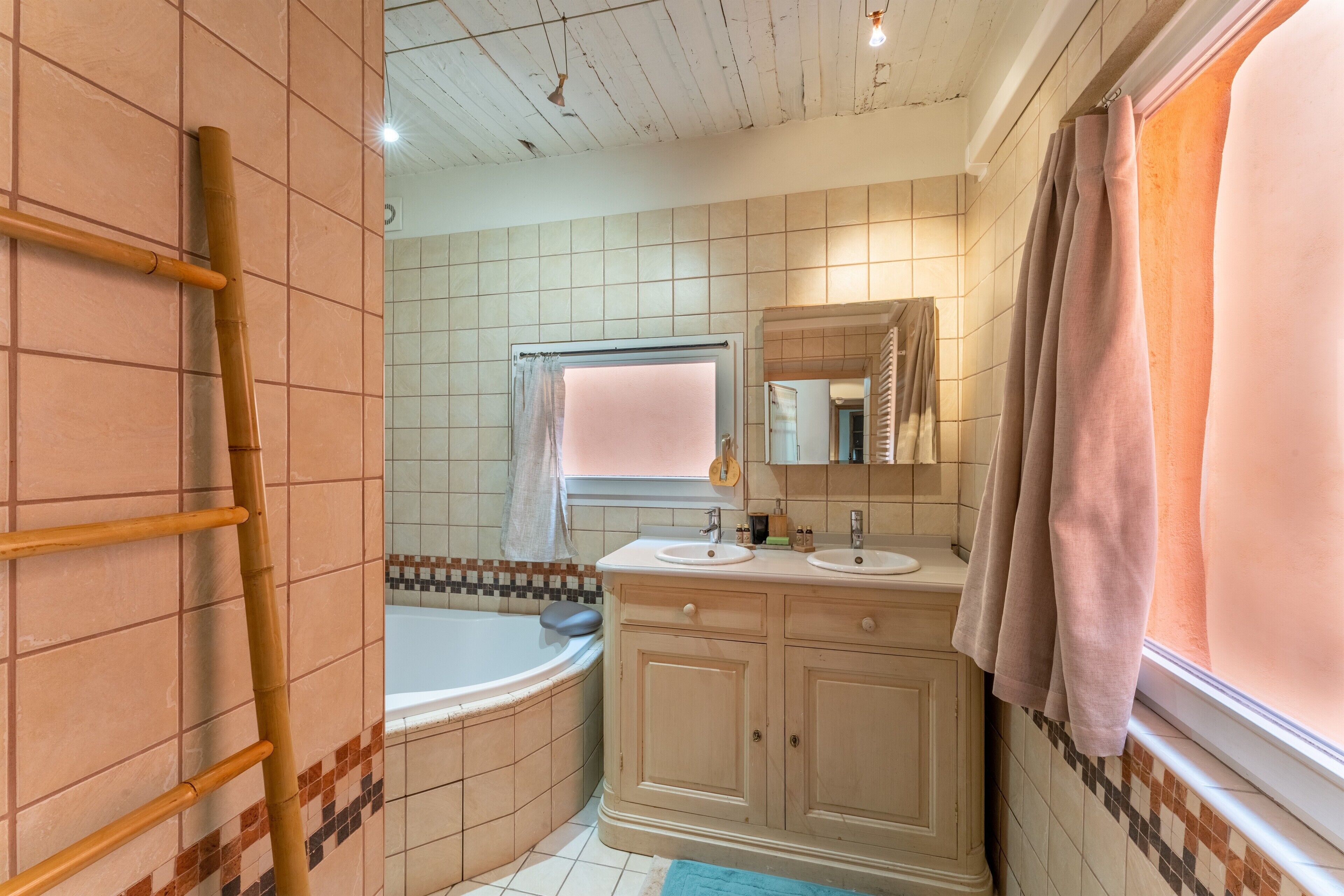 Bathtub, hair dryer, towels