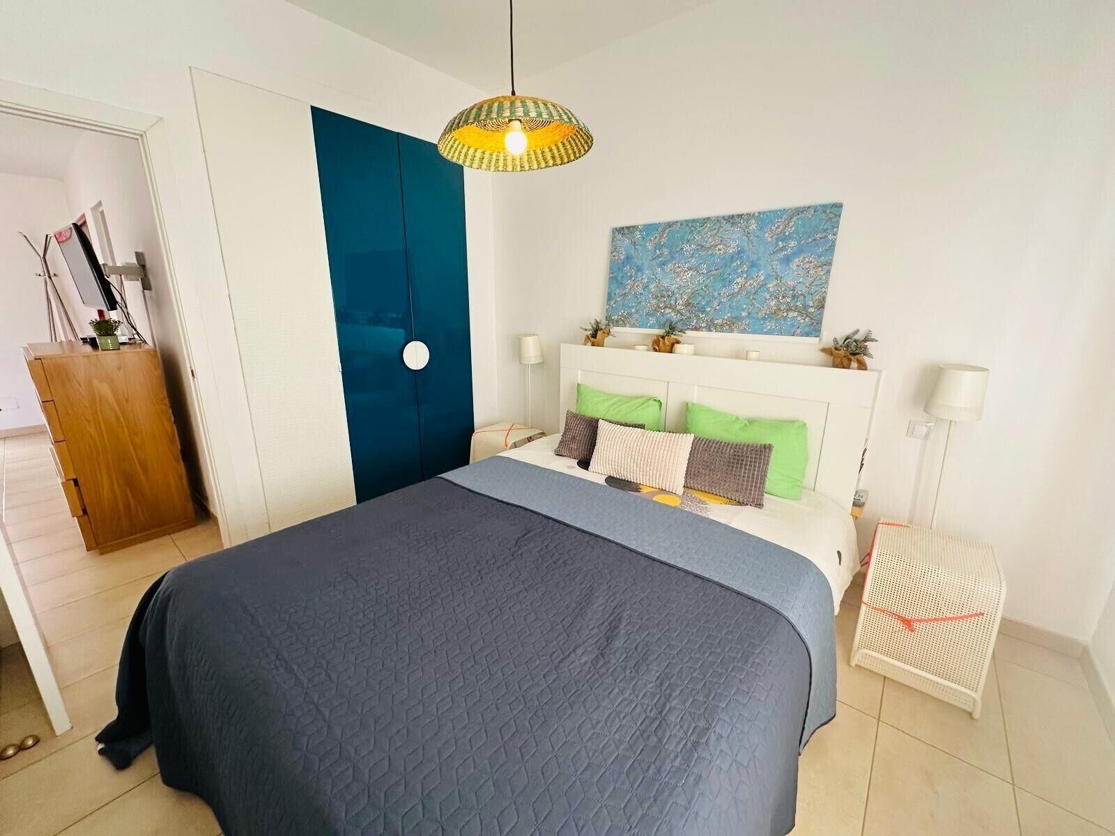 1 habitación, tabla de planchar con plancha, wifi gratis y ropa de cama 