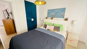 1 habitación, tabla de planchar con plancha, wifi gratis y ropa de cama