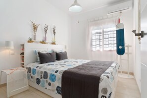 1 slaapkamer, een strijkplank/strijkijzer, gratis wifi, beddengoed