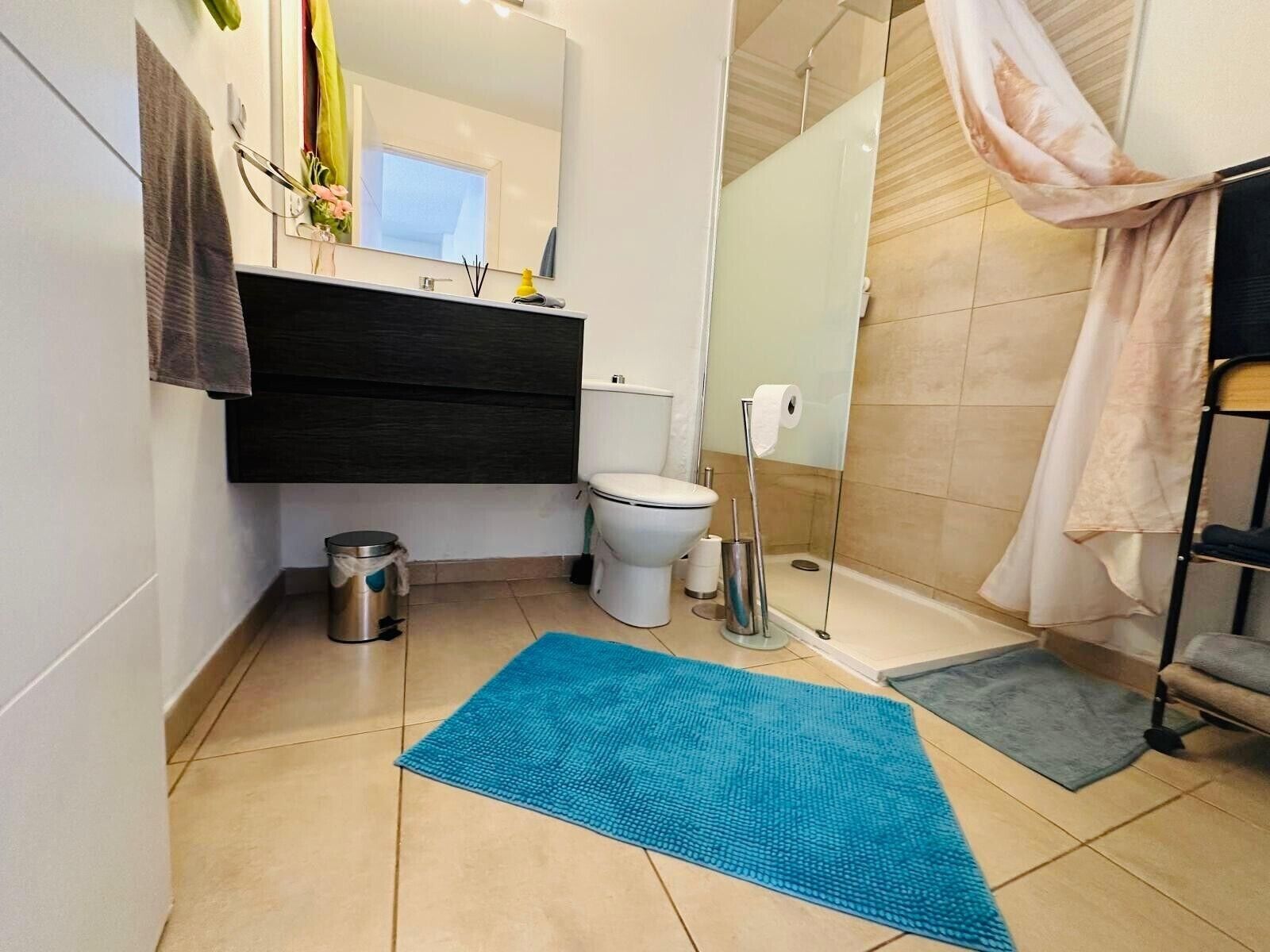 Een douche, een haardroger, handdoeken