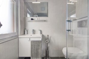 Regadera, secadora de cabello, toallas 