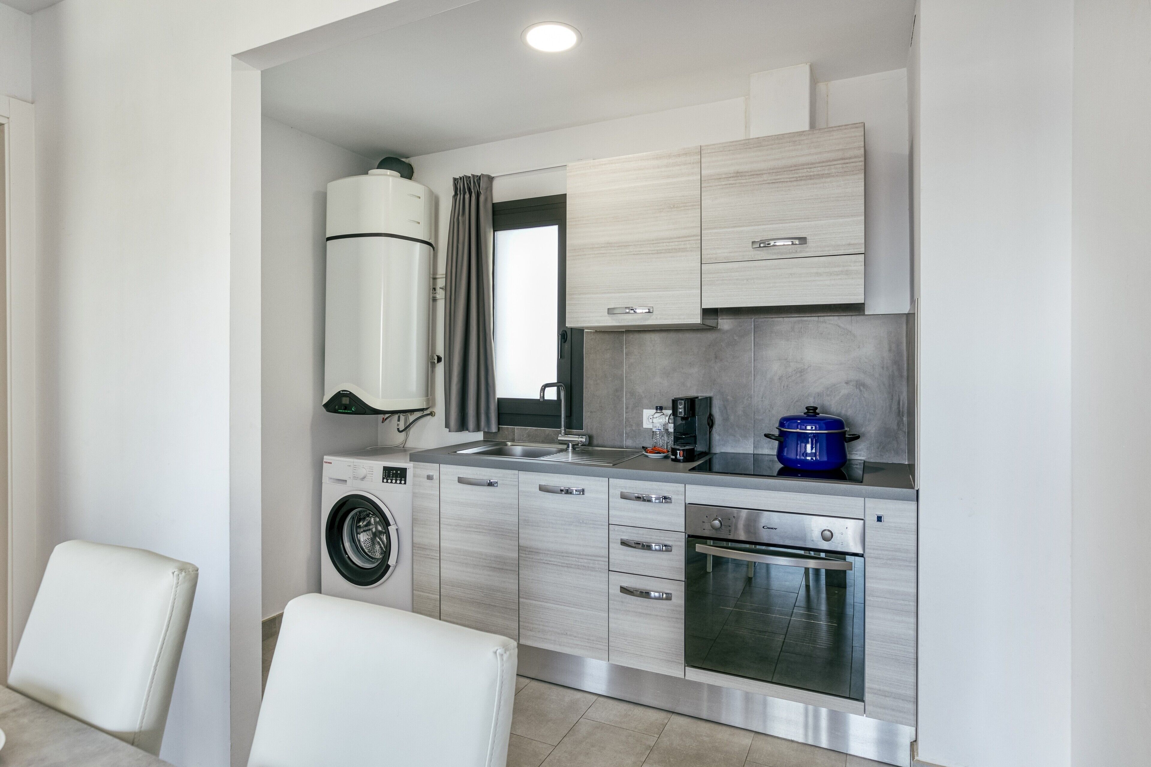 Kühlschrank, Ofen, Herdplatte, Wasserkocher mit Kaffee-/Teezubehör