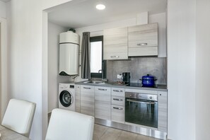 Fridge, oven, stovetop, coffee/tea maker