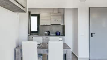 Kühlschrank, Ofen, Herdplatte, Wasserkocher mit Kaffee-/Teezubehör