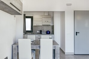 Fridge, oven, stovetop, coffee/tea maker