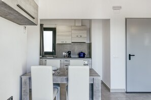 Jääkaappi, uuni, liesi, kahvin-/teenkeitin