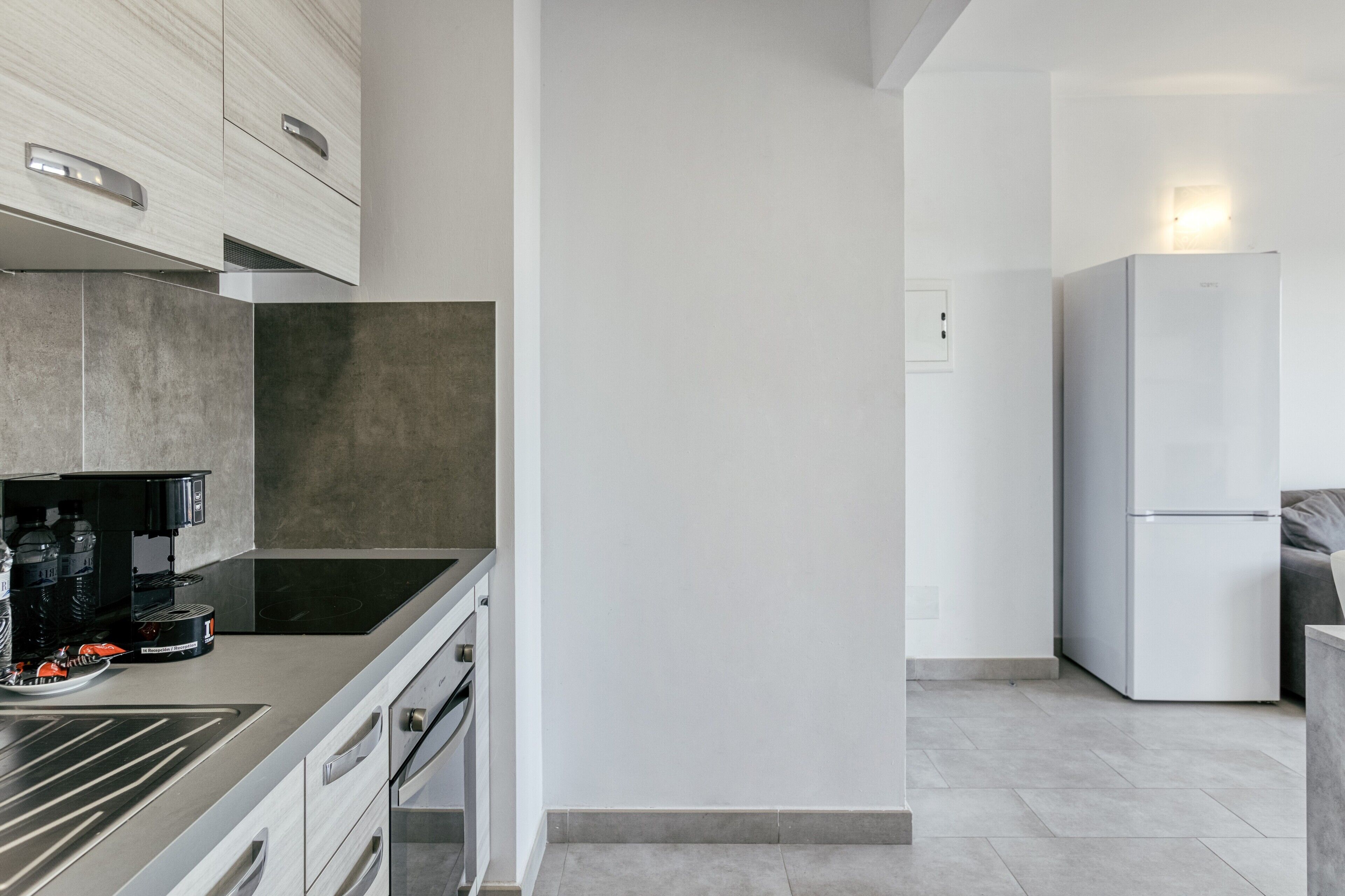 Kühlschrank, Ofen, Herdplatte, Wasserkocher mit Kaffee-/Teezubehör