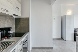 Fridge, oven, stovetop, coffee/tea maker