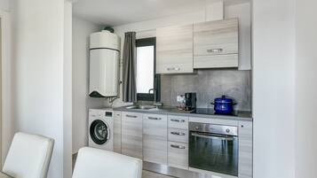 Frigorífico, horno, placa de cocina y cafetera o tetera