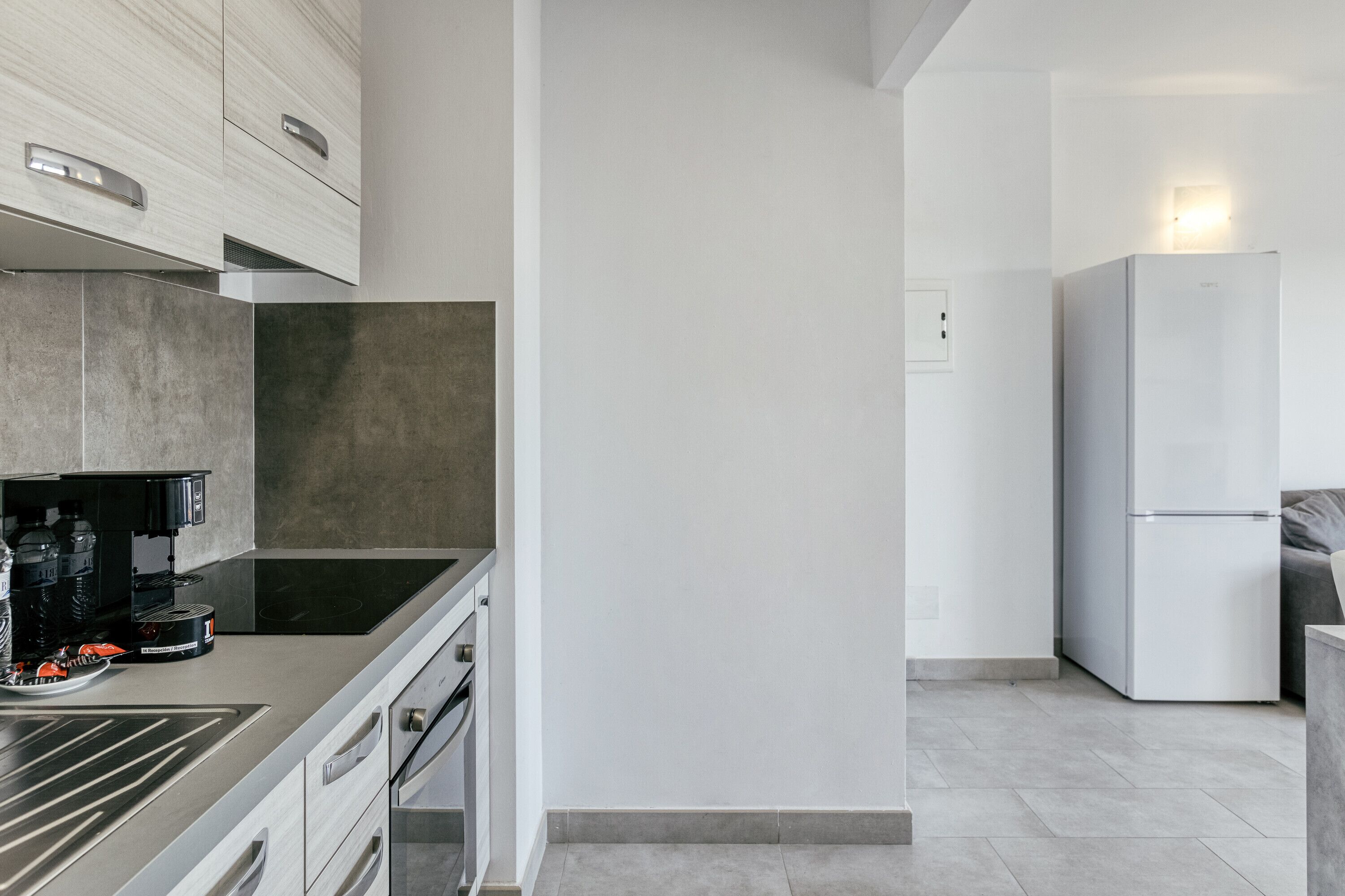 Frigorífico, horno, placa de cocina y cafetera o tetera