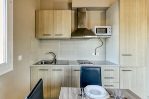 Fridge, stovetop, coffee/tea maker, toaster